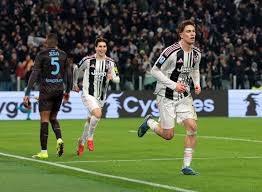 曼联主场1-1战平西汉姆联，近5轮仅1胜，阿莫林临场换人失误导致失利，球队前景堪忧。