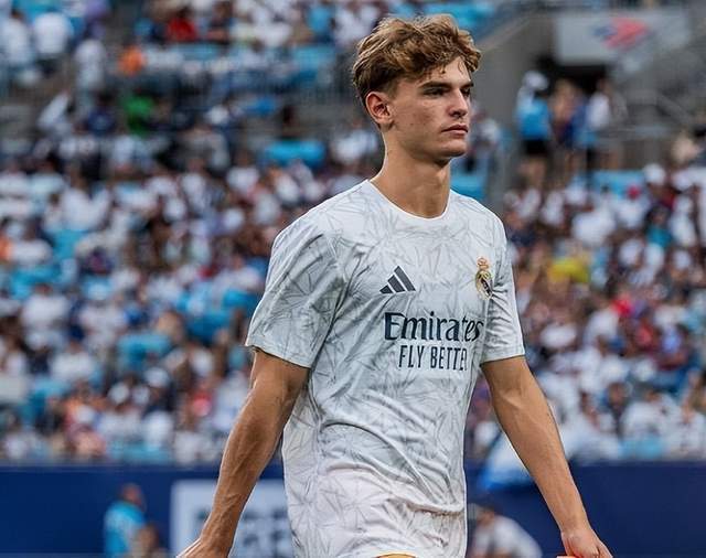 20岁国足新秀精妙助攻！手术刀直塞瞬间瓦解海港防线，颜骏凌无能为力.